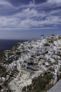 Santorini, Yunanistan, 4 Mayıs 2024. Oia, yel değirmenli köy manzarası
