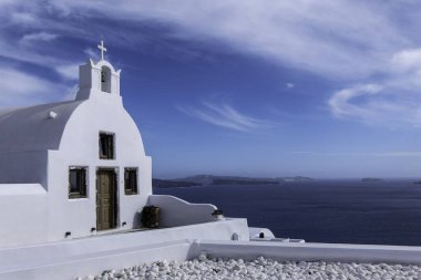 Santorini, Yunanistan, 4 Mayıs 2024. Oia, denizin önündeki beyaz kilise