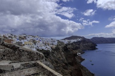 Santorini, Yunanistan, 5 Mayıs 2024. Mavi kubbeli geleneksel köy evleri