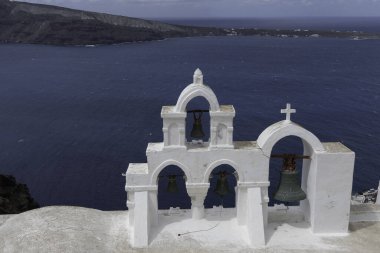 Santorini, Yunanistan, 5 Mayıs 2024. Oia. Aziz Irene Kilisesi 'nin çanları denizin önünde