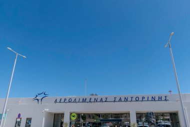 Santorini, Yunanistan, 6 Mayıs 2024. Oia. Havaalanının ismiyle ön cephe