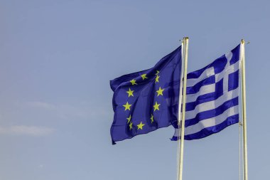 Nikiti, Yunanistan, 19 Temmuz 2024. Rüzgarda Yunan ve Avrupa bayrağı
