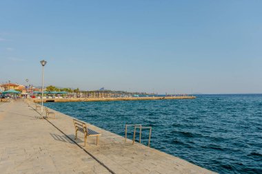 Nikiti, Yunanistan, 19 Temmuz 2024. Liman ve dükkanların görüntüsü