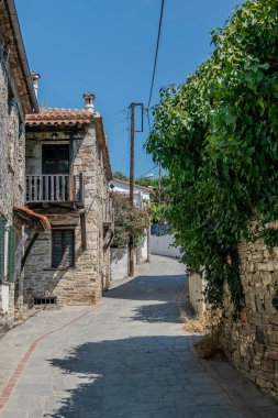 Nikiti, Yunanistan, 20 Temmuz 2024. Taştan evleri olan eski Nikiti şehrinin caddesi..