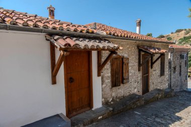 Nikiti, Yunanistan, 20 Temmuz 2024. Taştan evleri olan eski Nikiti şehrinin caddesi..