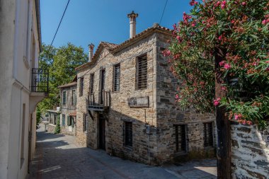 Nikiti, Yunanistan, 20 Temmuz 2024. Taştan evleri olan eski Nikiti şehrinin caddesi..