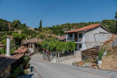 Nikiti, Yunanistan, 20 Temmuz 2024. Taştan evleri olan eski Nikiti şehrinin caddesi..