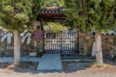 Nikiti, Yunanistan, 20 Temmuz 2024. Eski kasabadaki mezarlığa giriş.