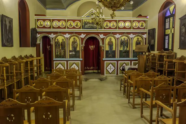 Nikiti, Yunanistan, 19 Temmuz 2024. Deniz kenarındaki Aziz Theodoroi Kilisesi 'nin içinde.