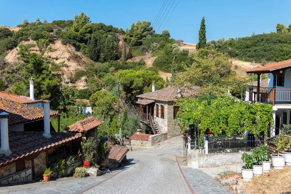 Nikiti, Yunanistan, 20 Temmuz 2024. Taştan evleri olan eski Nikiti şehrinin caddesi..