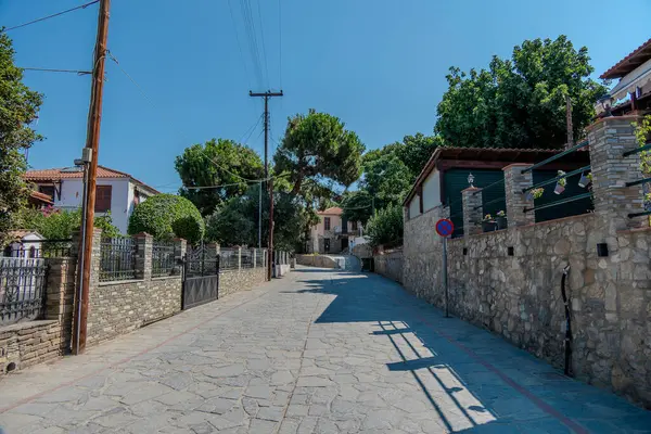Nikiti, Yunanistan, 20 Temmuz 2024. Taştan evleri olan eski Nikiti şehrinin caddesi..