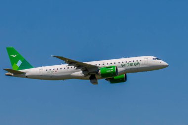 Zaventem, Belçika, 29 Temmuz 2024. Brüksel Havaalanı 'ndan havalandıktan sonra Norveç' e ait Wideroe havayolu uçağı