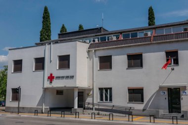 Podgorica, Karadağ, 5 Ağustos 2024. Kızıl Haç Binası, 6 Jovana Tomasevisa Bulvarı.