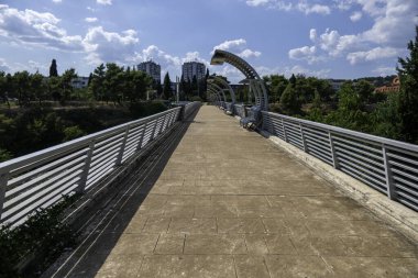 Podgorica, Karadağ, 5 Ağustos 2024. Podgorica 'daki Moraca Nehri üzerindeki Köprü.