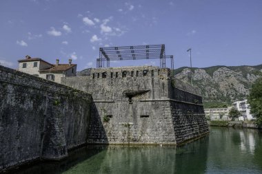 Kotor, Karadağ, 3 Ağustos 2024. Şehir surları geceleri suyla çevrili.