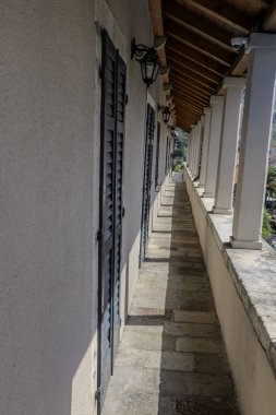 Kotor, Karadağ, 2 Ağustos 2024. Karadağ, Kotor. Kotor Körfezi 'ne bakan gezinti güvertesi