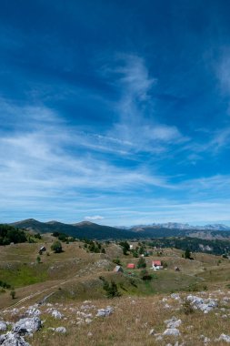 Durmitor, Karadağ, 7 Ağustos 2024. Durmitor Milli Parkı manzarasında evler.