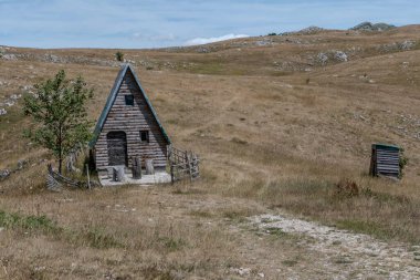 Durmitor, Karadağ, 7 Ağustos 2024. Durmitor Milli Parkı manzarasında evler.
