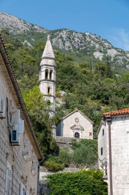 Perast, Karadağ, 3 Ağustos 2024. Perast tepelerindeki Meryem Ana Kilisesi..