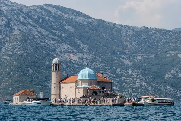 Kotor, Karadağ, 3 Ağustos 2024. Rocks Kilisesi Leydimiz yapay bir adada..