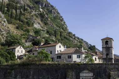 Kotor, Karadağ, 3 Ağustos 2024. Surların dışından eski Kotor kasabasının manzarası