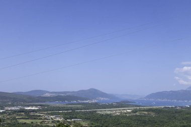 Kotor, Karadağ, 4 Ağustos 2024. Dağdan Tivat Havaalanı manzarası