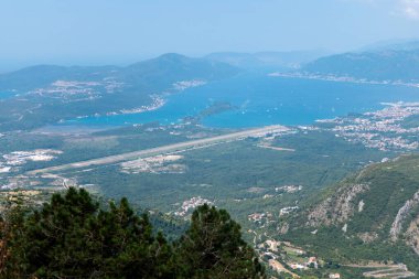 Kotor, Karadağ, 4 Ağustos 2024. Dağdan Tivat Havaalanı manzarası