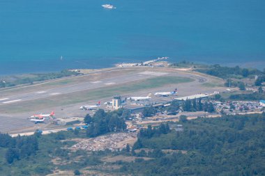 Kotor, Karadağ, 4 Ağustos 2024. Dağdan Tivat Havaalanı manzarası