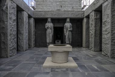 Cetinje, Karadağ, 4 Ağustos 2024. Lovcen Dağı 'ndaki Njegos Anıtmezarının girişindeki heykeller.. .