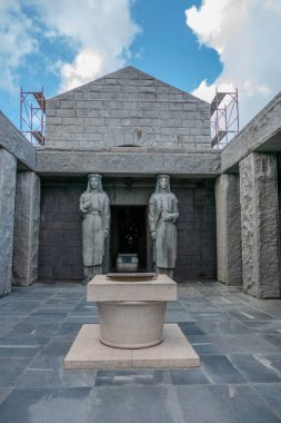 Cetinje, Karadağ, 4 Ağustos 2024. Lovcen Dağı 'ndaki Njegos Anıtmezarının girişindeki heykeller.. .