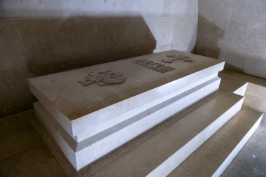 Cetinje, Karadağ, 4 Ağustos 2024. Njegos mozolesi, Petar II Petrovic Njego 'nun Lovcen Dağı' ndaki mermer mezarı..