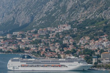 Kotor, Karadağ, 4 Ağustos 2024. Kotor Körfezi 'nde MSC Lirica yolcu gemisi.