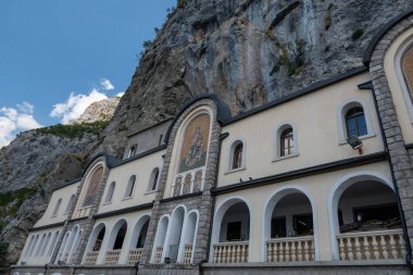 Ostrog, Karadağ, 9 Ağustos 2024. Ostrog Manastırı ve Aziz Basil 'e adanmış Sırp Ortodoks Kilisesi Manastırı.