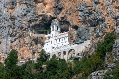 Ostrog, Karadağ, 9 Ağustos 2024. Ostrog Manastırı ve Aziz Basil 'e adanmış Sırp Ortodoks Kilisesi Manastırı.