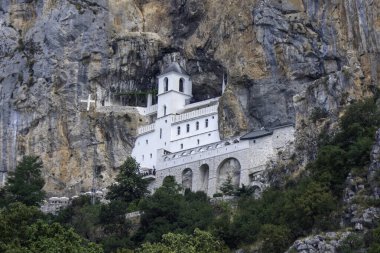 Ostrog, Karadağ, 9 Ağustos 2024. Ostrog Manastırı ve Aziz Basil 'e adanmış Sırp Ortodoks Kilisesi Manastırı.