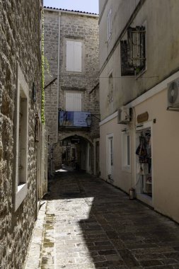 Budva, Karadağ, 10 Ağustos 2024. Eski şehrin surlarındaki Kale yazıtları.