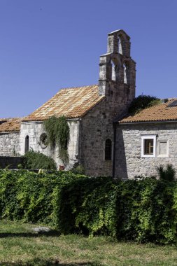 Budva, Karadağ, 10 Ağustos 2024. Eski şehrin surlarındaki Kale yazıtları.