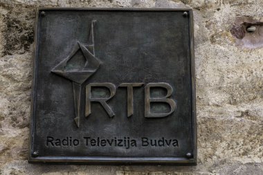 Budva, Karadağ, 10 Ağustos 2024. RTB logosu, Radyo Televizyon Budvası. Duvarda...