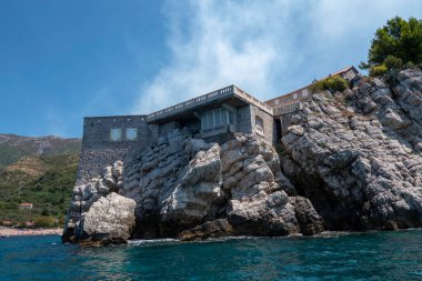 Budva, Montenego, 10 Ağustos 2024. Sveti Stefan 'ın küçük yarımadası, eski balıkçı köyü.