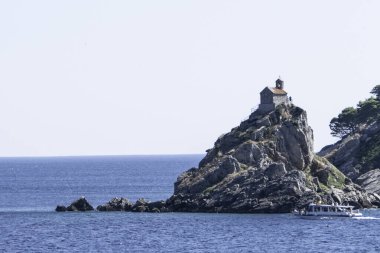 Petrovac, Karadağ, 11 Ağustos 2024. Nedjelja Sveta Adası 'ndaki küçük Ortodoks Kilisesi