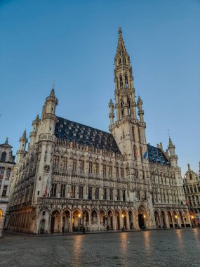 Brüksel, Belçika, 10 Ocak 2024. Brüksel Belediyesi Gotik tarzında Grand Place 'de.