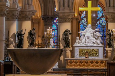 Paris Fransa, 6 Mart 2025. Notre Dame 'da. Koroda, Guillaume Bardet ve Pieta 'nın yeni bronz vaftiz töreni var.