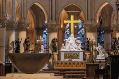 Paris Fransa, 6 Mart 2025. Notre Dame 'da. Koroda, Guillaume Bardet ve Pieta 'nın yeni bronz vaftiz töreni var.