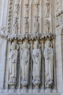 Paris Fransa, 6 Mart 2025. Notre Dame 'da. Dışarı çıkın. Heykeller ön kapının girişinde..