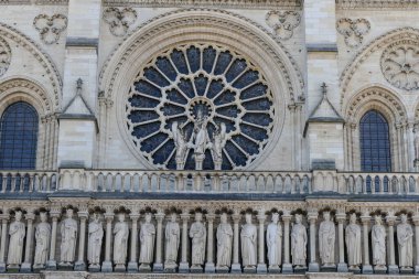 Paris Fransa, 6 Mart 2025. Notre Dame 'da. Gül pencereli ve heykelli cephe.