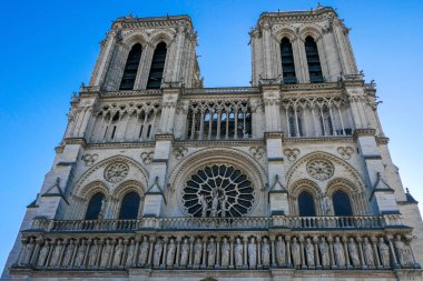Paris Fransa, 6 Mart 2025. Notre Dame 'da. Gül pencereli ve heykelli cephe.