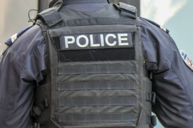 Paris Fransa, 6 Mart 2025. Polis, yazıt polisiyle birlikte arkadan görülmüş..
