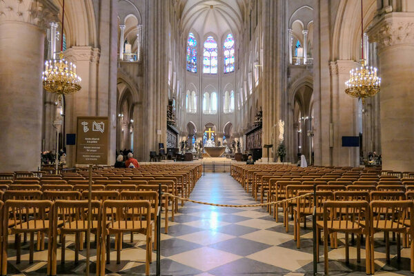 Париж, Франция, 6 марта 2025 года. Нотр-Дам. В хоре новая бронзовая баптистерия Гийома Барде и Пьеты