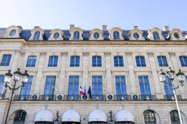 Paris, Fransa, 5 Mart 2025. Ritz Paris, Vendome Meydanı 'nda bulunan beş yıldızlı bir oteldir. Dünyanın en güzel, en büyük ve en lüks otellerinden biri olarak kabul edilir..