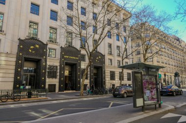 Paris, Fransa, 5 Mart 2025. İtalyanlar Bulvarı 'ndaki BNP Paribas Merkez Bankası' nın cephesi.